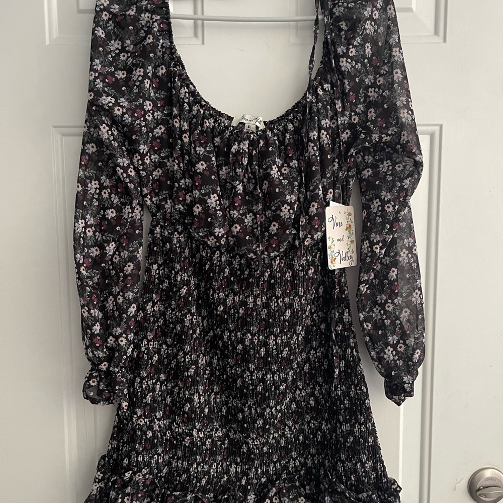 3/4 length sleeve  adorable top. Ties in back